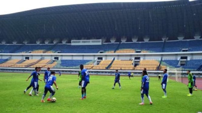 Pemain Persib menjalani sesi latihan.