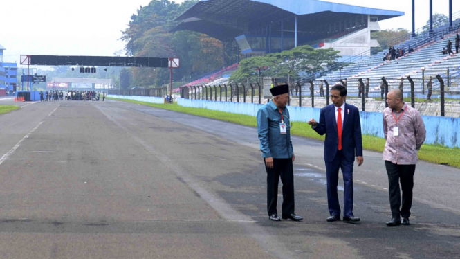 Presiden Joko Widodo (tengah) meninjau Sirkuit Internasional Sentul