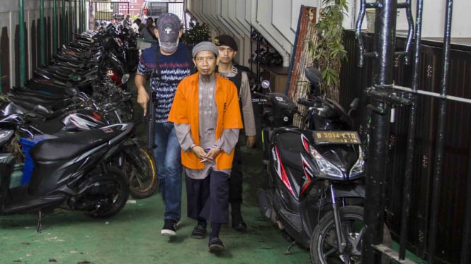 Terdakwa kasus dugaan teror bom Thamrin, Aman Abdurrahman alias Oman (tengah)