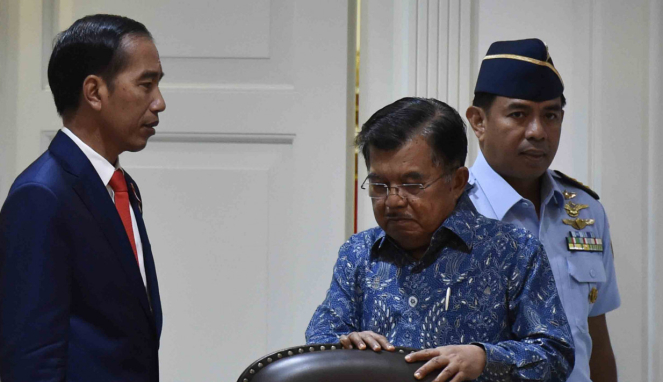 Presiden Joko Widodo (kiri) dan Wakil Presiden Jusuf Kalla (kedua kanan)