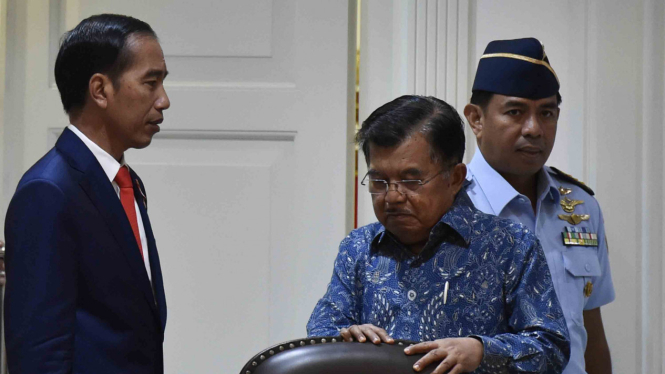 Presiden Joko Widodo (kiri) dan Wakil Presiden Jusuf Kalla (kedua kanan)