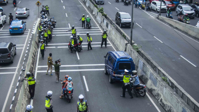 Penindakan terhadap pengendara sepeda motor yang melintasi Jalan Layang Non-Tol (JLNT) Kampung Melayu-Tanah Abang