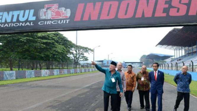  Presiden Republik Indonesia, Jokowi Widodo, saat meninjau sirkuit Sentul.