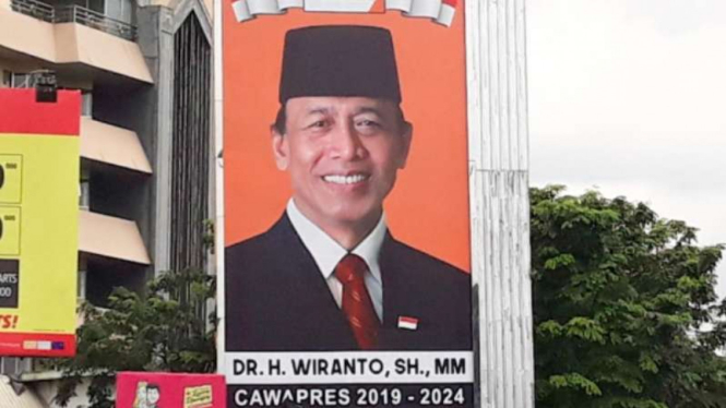 Papan reklame dukungan Wiranto sebagai cawapres.