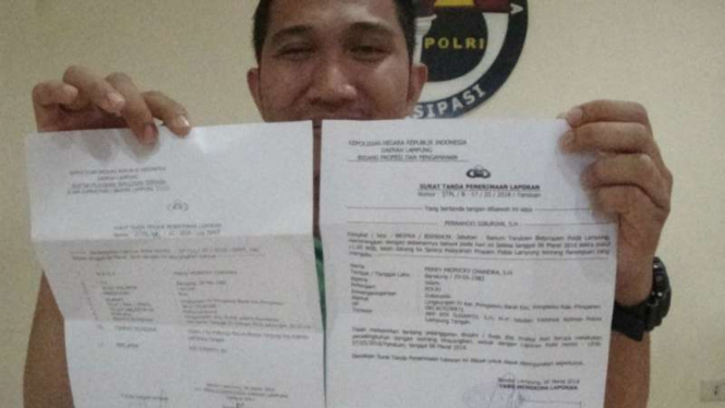 Dian Faudy adik Bripka FY tunjukkansurat laporan perselingkuhan Kapolsek