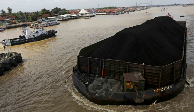 Kapal tongkang pengangkut batu bara saat melintas di Sungai Musi, Palembang