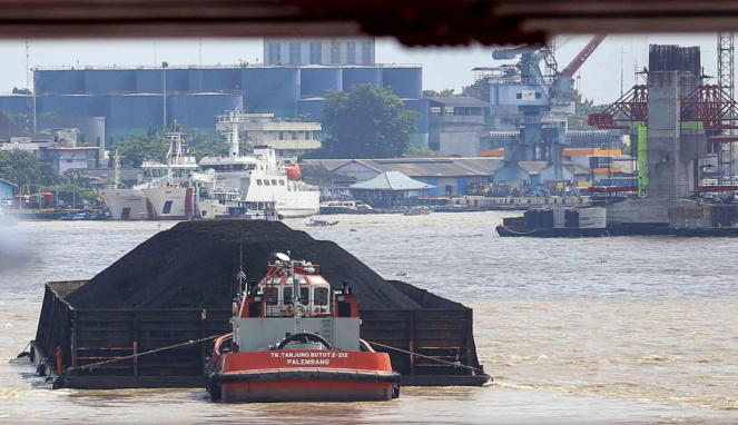 Kapal tongkang pengangkut batu bara saat melintas di Sungai Musi, Palembang