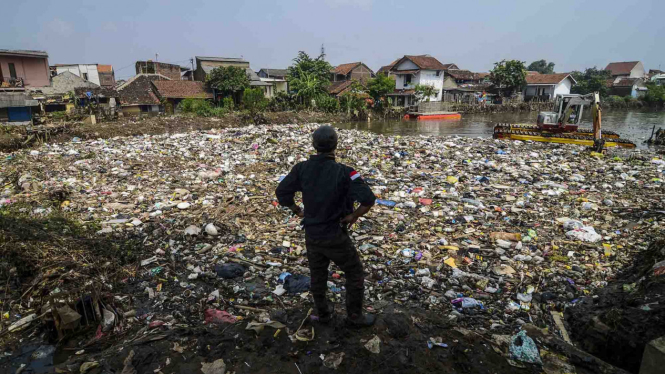 Sampah yang menumpuk pasca banjir di Sungai Cikapundung Kolot, Cijagra, Kabupaten Bandung beberapa waktu lalu.