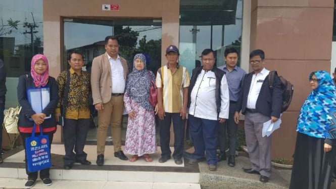 Ma’anih (tengah), seorang nenek yang belasan tahun kehilangan tanahnya, usai menjalani sidang di Pengadilan Agama Cibinong, Bogor, Jawa Barat, pada Rabu, 7 Maret 2018.