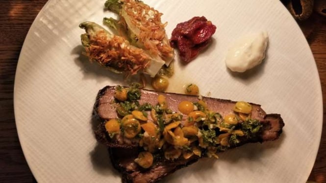 Makan di Attarine Jakarta, smoked briskets + cape gooseberries + grilled romaine 