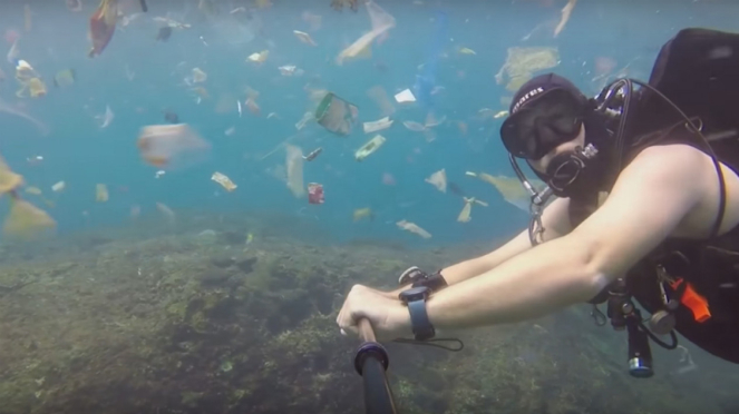 Video sampah plastik di bawah laut Bali.