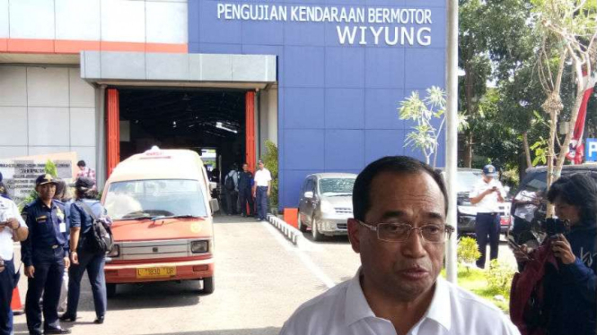 Menhub Budi Karya Sumadi di UPTD Pengujian Kendaraan Bermotor