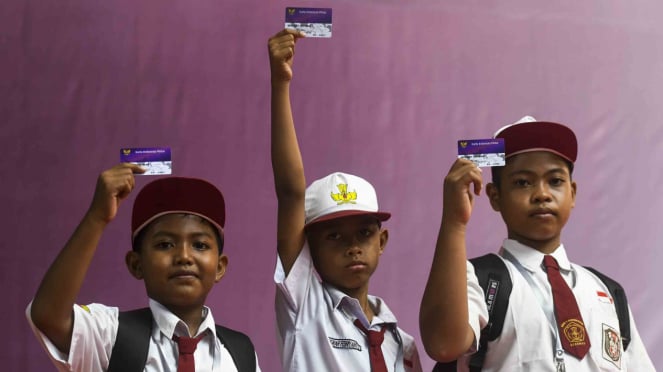 Alunos mostram Smart Cards da Indonésia