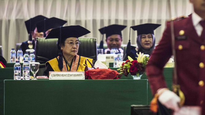 Presiden Kelima Megawati Soekarnoputri (kiri) menghadiri Penganugerahan gelar Doktor Honoris Causa