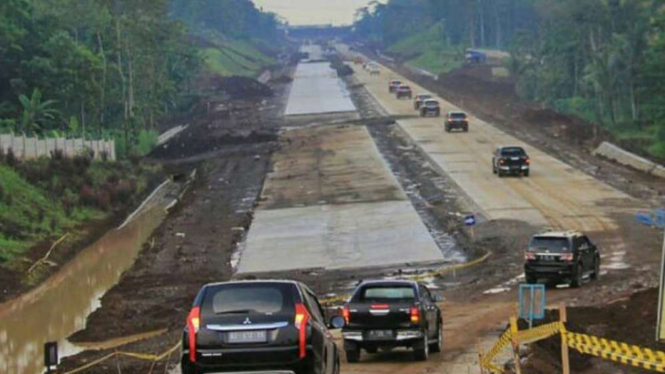 Pembangunan Jalan Tol Semarang-Solo Seksi IV dan V.