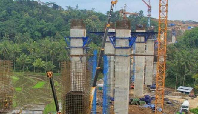 Pembangunan Jembatan Kali Kenteng di Tol Semarang-Solo seksi IV dan V.