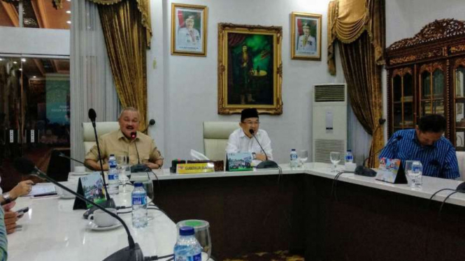 Gubernur Sumatra Selatan Alex Noerdin menjelaskan peristiwa perusakan kapel di Ogan Ilir dalam konferensi pers di Palembang pada Kamis, 8 Maret 2018. 