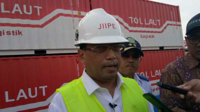 Menteri Perhubungan Budi Karya Sumadi meninjau kapal tol laut di Pelabuhan Manyar, Gresik, Jawa Timur.