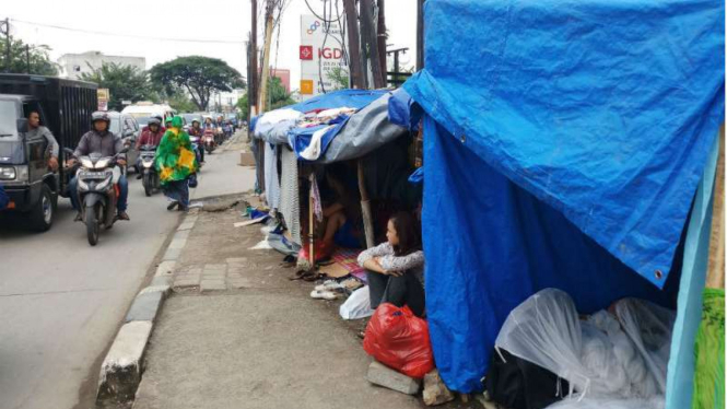 Para pencari suaka di depan Rumah Detensi Imigrasi, Kalideres, Jakarta Barat.