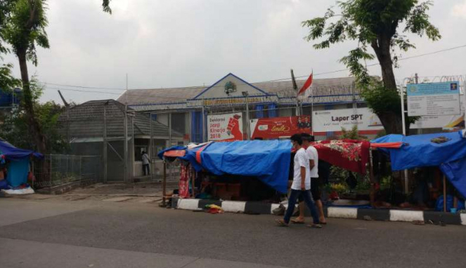 Tenda para pencari suaka di depan Rumah Detensi Imigrasi, Kalideres, Jakarta Bar