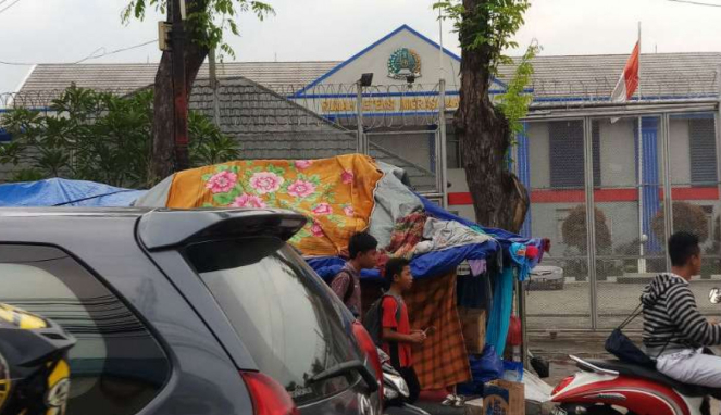 Tenda pencari suaka di depan Rumah Detensi Imigrasi, Kalideres, Jakarta Barat