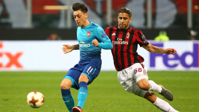 Aksi playmaker Arsenal, Mesut Oezil, di laga kontra AC Milan