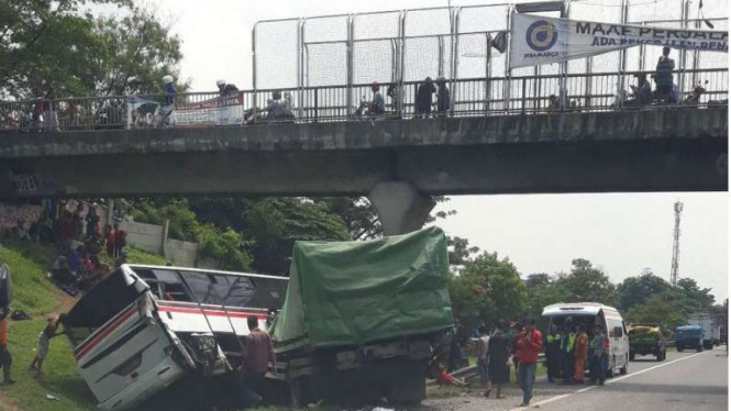 Truk menabrak bus Primajasa di Tol Jakarta Cikampek KM 50.