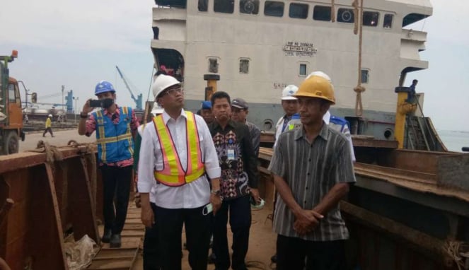 Menhub Budi Karya saat sidak di Pelabuhan Gresik, Jawa Timur.