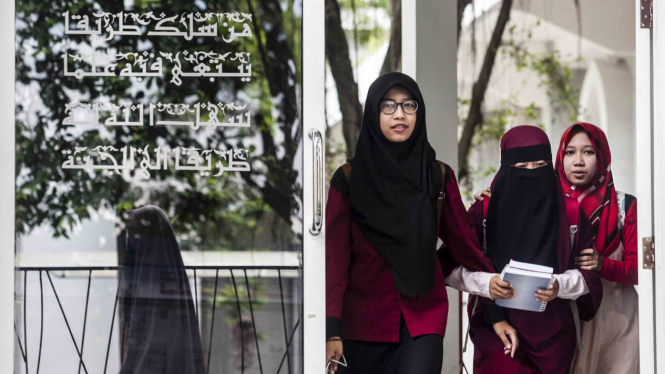 Mahasiswi Universitas Islam Negeri (UIN) Sunan Kalijaga Yogyakarta yang mengenakan cadar berada di kawasan kampus