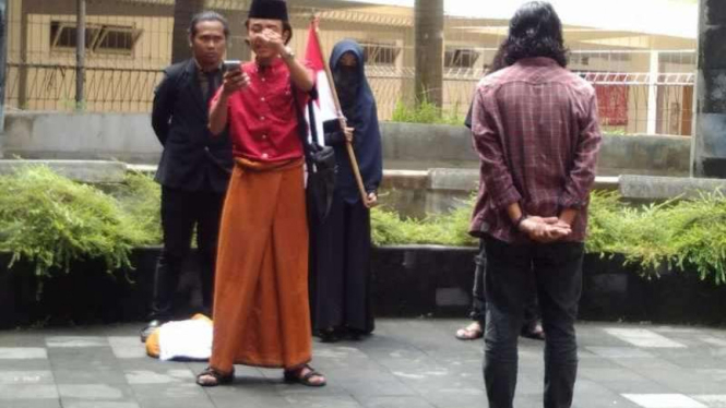 Dey (bercadar) saat memprotes larangan cadar UIN Yogyakarta.