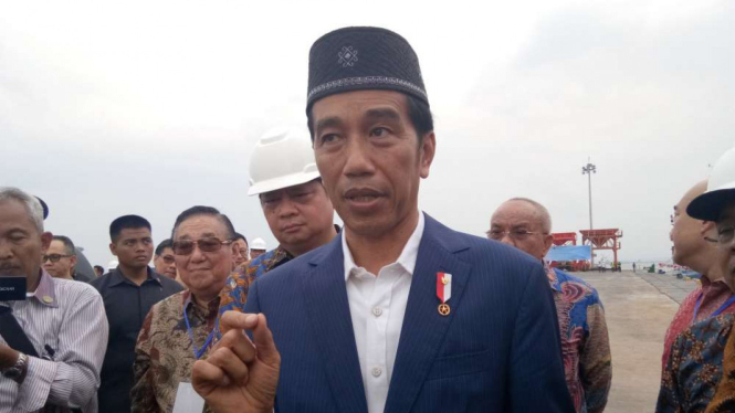 Presiden Joko Widodo di Pelabuhan Manyar Gresik, Jawa Timur.