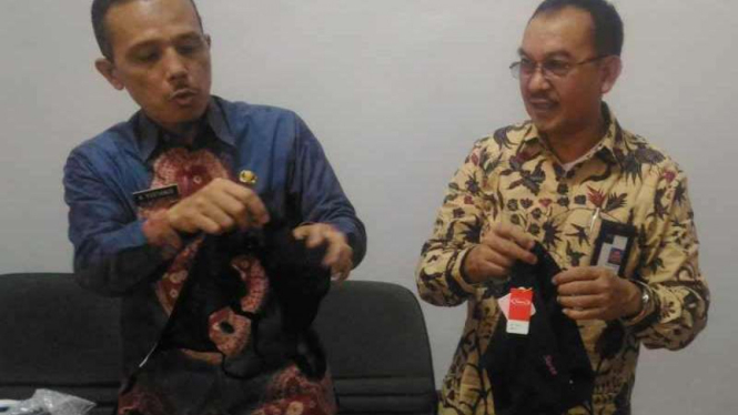 Wahyu Hidayat perlihatkan celana dalam dan bra impor bodong yang ditemukan.