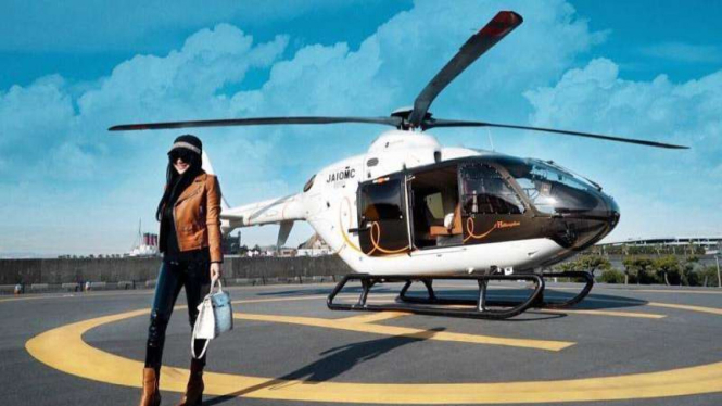 Liburan mewah Syahrini naik helikopter Hermes di Jepang