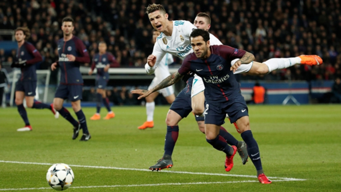 Bek PSG, Dani Alves berduel dengan penyerang Real Madrid, Cristiano Ronaldo
