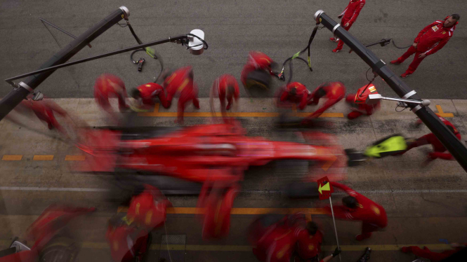 Mobil F1 Ferrari masuk pit.