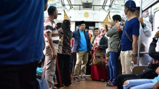 Calon gubernur Jawa Barat, Ridwan Kamil, blusukan ke Depok dengan naik kereta rel listrik atau commuter line pada Jumat, 9 Maret 2018.
