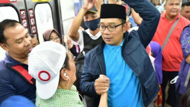 Ridwan Kamil Blusukan Naik KRL ke Depok