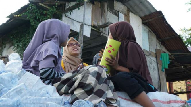 Anak-anak pemulung di Aceh belajar di antara tumpukan sampah