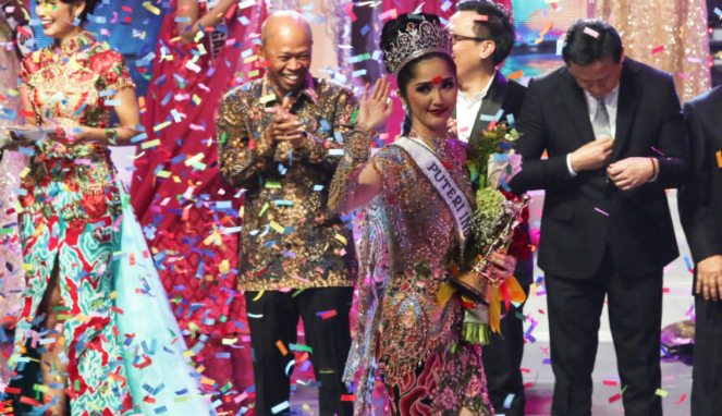 Sonia Fergina Citra melambaikan tangan seusai dinobatkan sebagai Puteri Indonesia 2018 dalam malam final Puteri Indonesia 2018 di JCC, Senayan, Jakarta, Sabtu (10/3). 