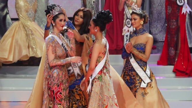 Sonia Fergina Citra menerima mahkota Puteri Indonesia 2018 dari Puteri Indonesia 2017 Bunga Jelita Ibrani dalam malam final Puteri Indonesia 2018 di JCC, Senayan, Jakarta, Sabtu (10/3). 