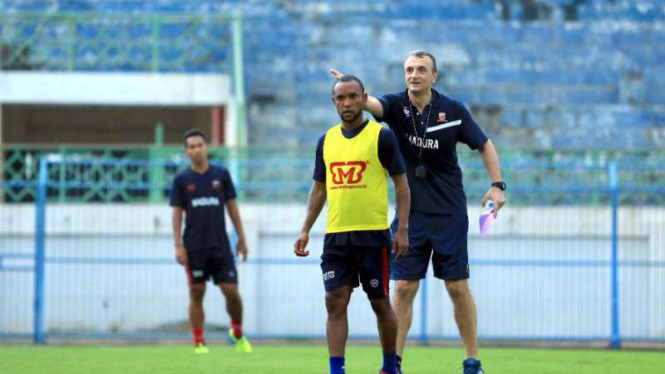 Pelatih Madura United, Milomir Seslija, bersama Zah Rahan Krangar.