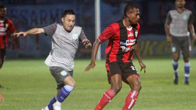 Pemain asing Persela Lamongan, Shohei Matsunaga (kiri)