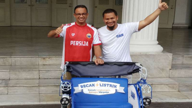 Gubernur DKI Jakarta Anies Baswedan menerima prototype becak listrik