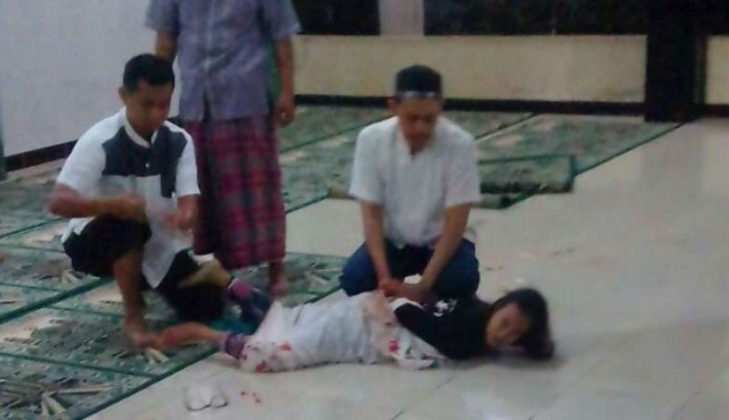 Vivi, wanita berusia 28 tahun yang diduga mengalami gangguan jiwa, diringkus sesaat setelah menikam seorang ustaz saat salat subuh di Masjid Darul Mustaqin, Depok, Jawa Barat, pada Minggu, 11 Maret 2018.