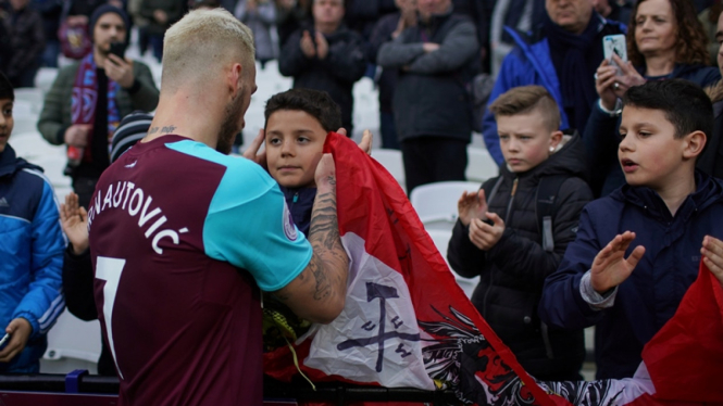 Suporter West Ham United di laga melawan Burnley