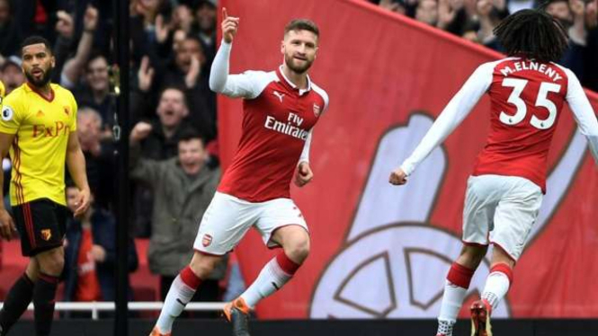 Bek Arsenal, Shkodran Mustafi merayakan gol ke gawang Watford