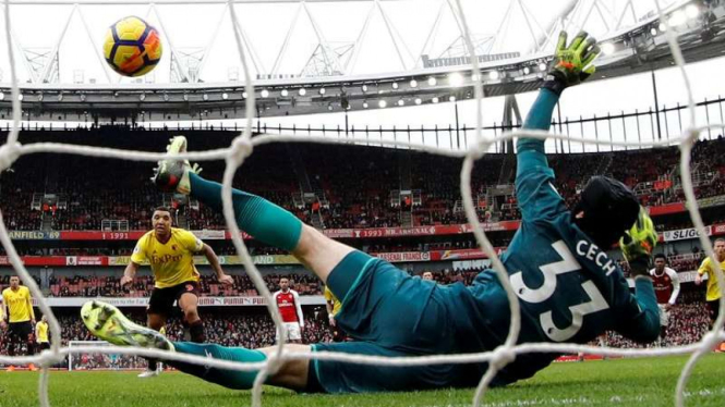 Penjaga gawang Arsenal, Petr Cech (33)