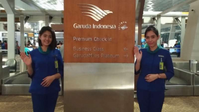 Petugas Premium Service Assistant Garuda Indonesia