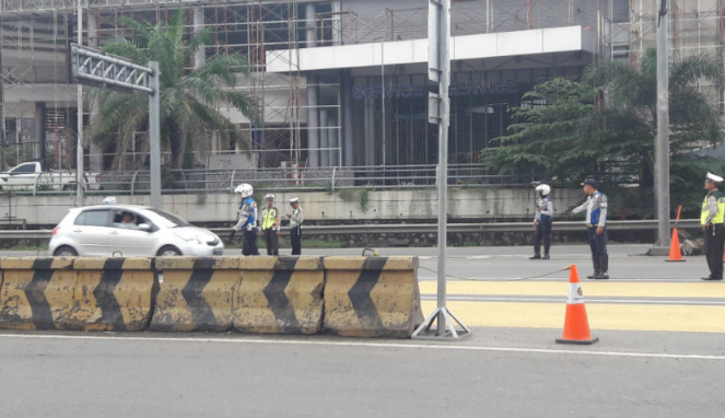 Pemeriksaan pelat kendaraan sebelum masuk Tol Cikampek