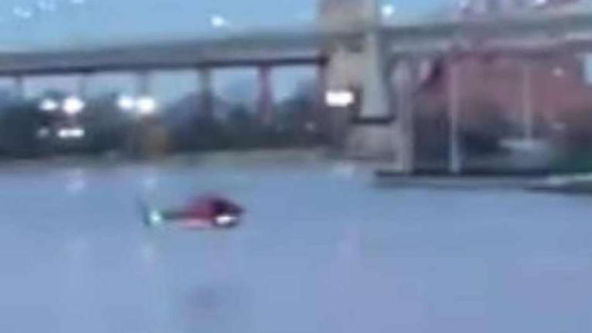Helikopter yang jatuh ke sungai di Manhattan.